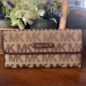 Michael Kors EUC signature wallet